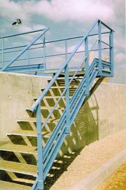 Fabricación y montaje de escaleras y barandillas en Depuradoras de Aguas Residuales Urbanas e Industriales